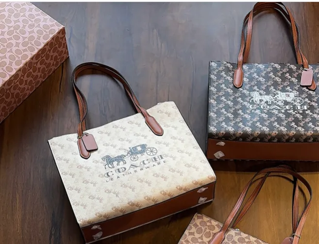 Ace Tote Bag 26 With Horse And Carriage Print
