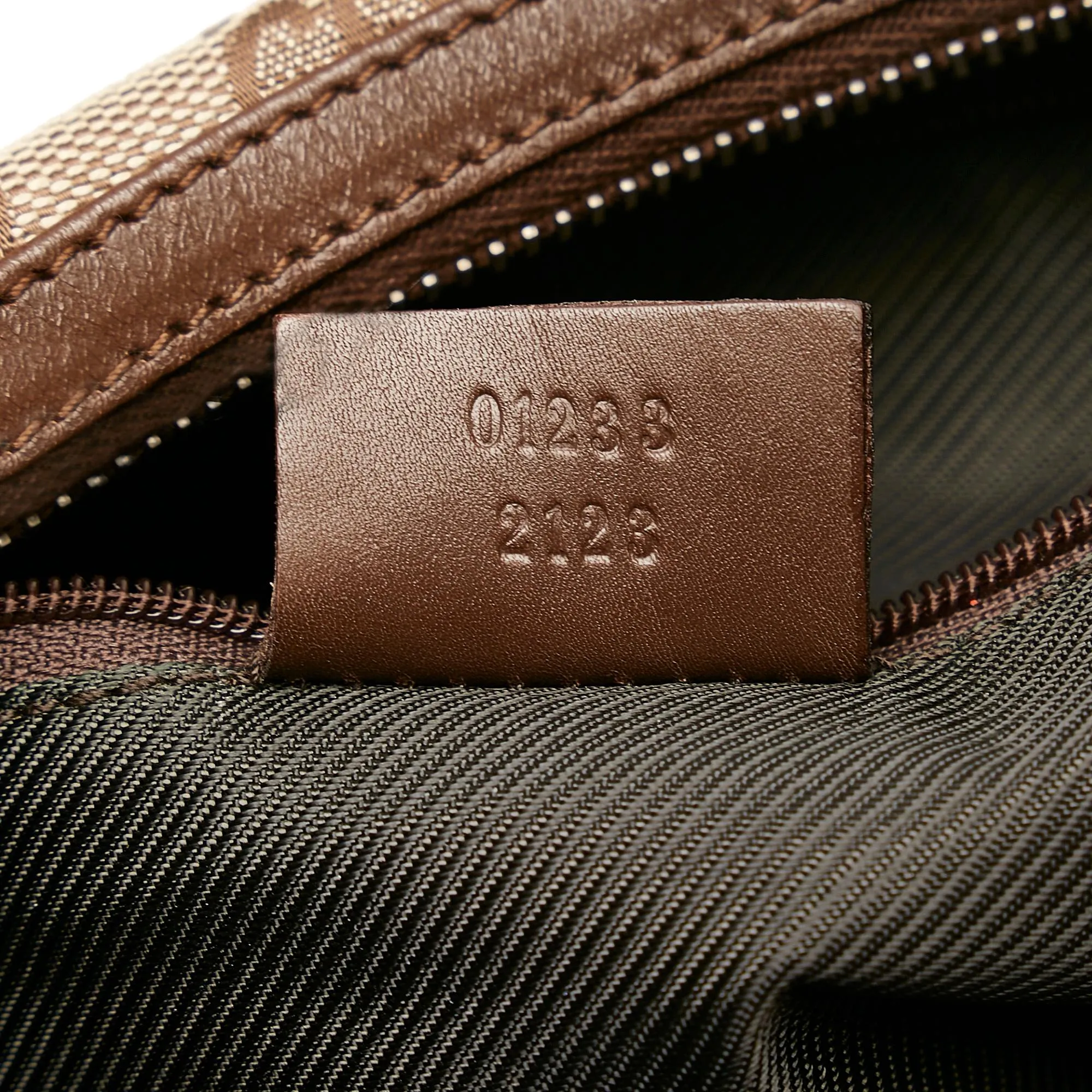 Gucci GG Canvas Shoulder Bag (SHG-JMaLUS)