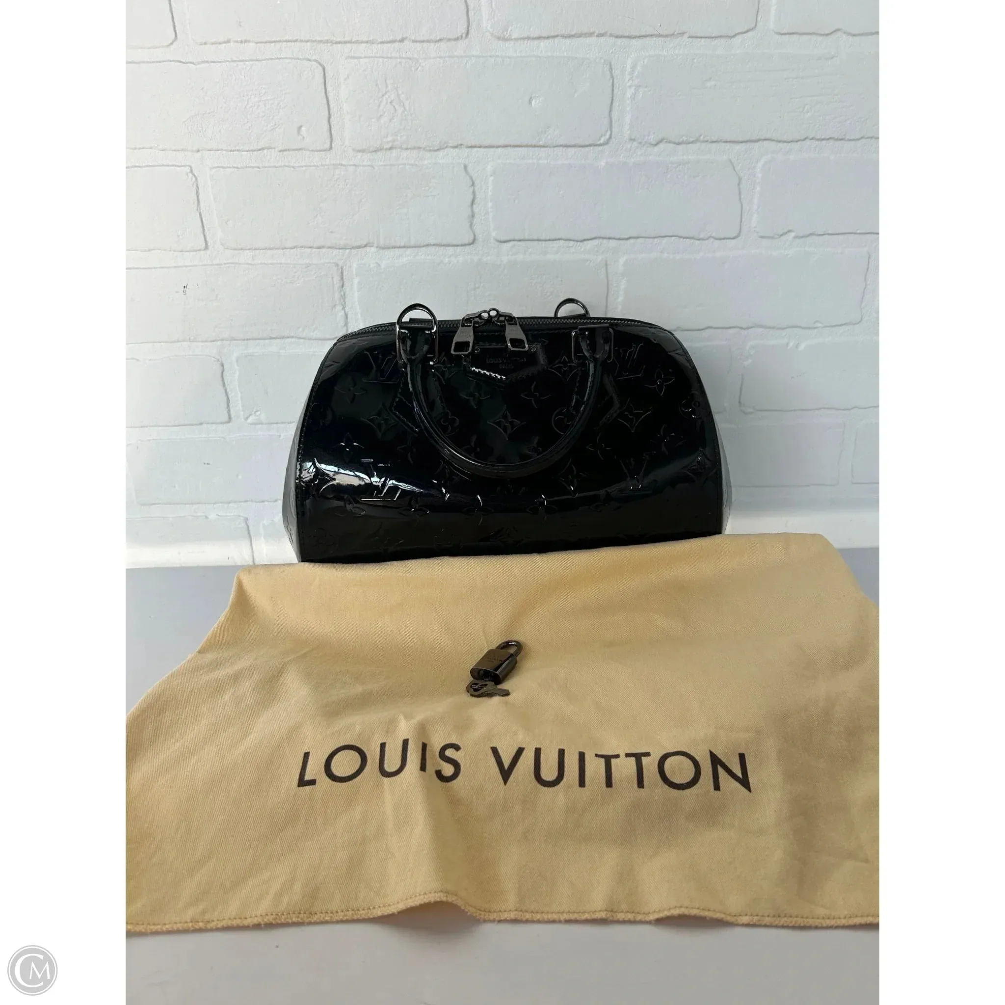 Handbag Luxury Designer By Louis Vuitton, Size: Medium