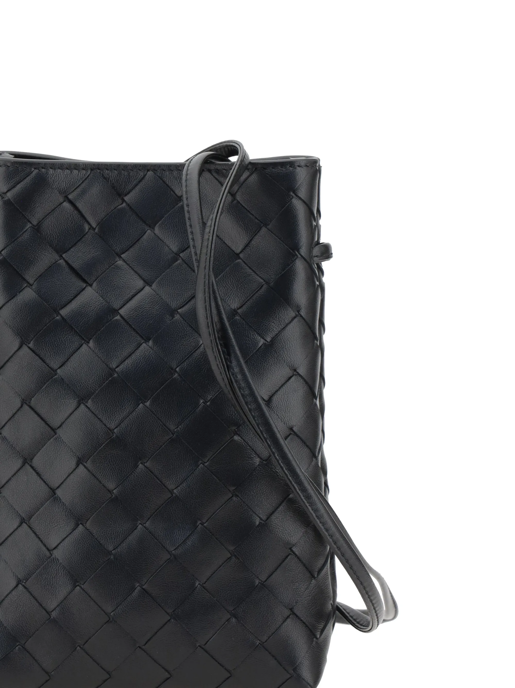 iconic intreccio shoulder bag